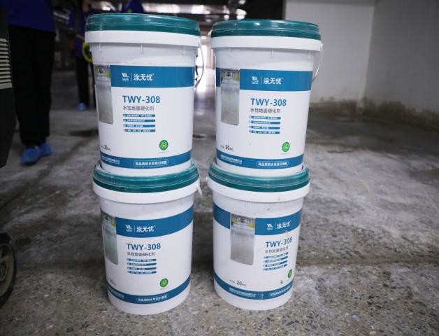 Wprowadzenie utwardzacza do podłóg na bazie wody TWY-308